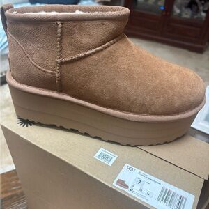UGG BIG KID CLASSIC ULTRA MINI PLATFORM BOOT SIZE 7 NEW IN BOX NEVER WORN